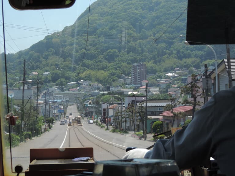 市電運転席から谷地頭を望む