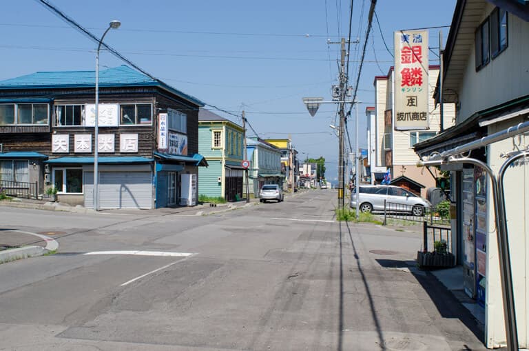 坂上の商店と擬洋風民家建築